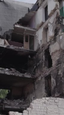 Bu dikey borsa videosu Ukrayna 'daki savaşın sonucunu gösteriyor. Borodyanka, Bucha bölgesindeki harap olmuş bir bina. Gri, renksiz, düz.