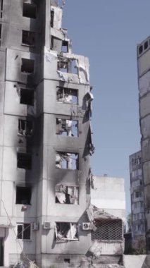 Bu dikey borsa videosu Ukrayna 'daki savaşın sonucunu gösteriyor. Borodyanka, Bucha bölgesindeki harap olmuş bir bina. Gri, renksiz, düz.