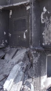 Bu dikey borsa videosu Ukrayna 'daki savaşın sonucunu gösteriyor. Borodyanka, Bucha bölgesindeki harap olmuş bir bina. Gri, renksiz, düz.