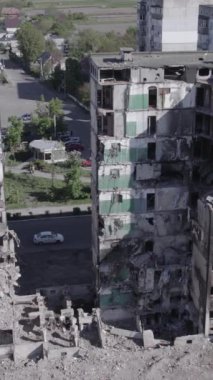 Bu dikey borsa videosu Ukrayna 'daki savaşın sonucunu gösteriyor. Borodyanka, Bucha bölgesindeki harap olmuş bir bina. Gri, renksiz, düz.