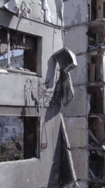 Bu dikey borsa videosu Ukrayna 'daki savaşın sonucunu gösteriyor. Borodyanka, Bucha bölgesindeki harap olmuş bir bina. Gri, renksiz, düz.