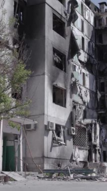 Bu dikey borsa videosu Ukrayna 'daki savaşın sonucunu gösteriyor. Borodyanka, Bucha bölgesindeki harap olmuş bir bina. Gri, renksiz, düz.