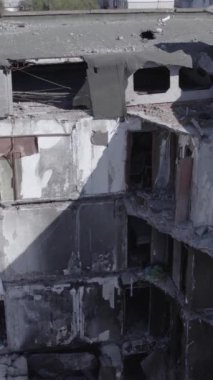 Bu dikey borsa videosu Ukrayna 'daki savaşın sonucunu gösteriyor. Borodyanka, Bucha bölgesindeki harap olmuş bir bina. Gri, renksiz, düz.