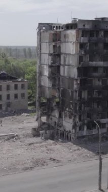 Bu dikey borsa videosu Ukrayna 'daki savaşın sonucunu gösteriyor. Borodyanka, Bucha bölgesindeki harap olmuş bir bina. Gri, renksiz, düz.