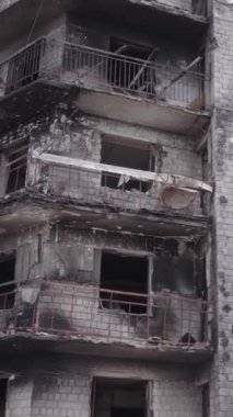 Bu dikey borsa videosu Ukrayna 'daki savaşın sonucunu gösteriyor. Borodyanka, Bucha bölgesindeki harap olmuş bir bina. Gri, renksiz, düz.