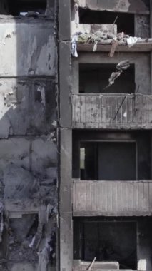 Bu dikey borsa videosu Ukrayna 'daki savaşın sonucunu gösteriyor. Borodyanka, Bucha bölgesindeki harap olmuş bir bina. Gri, renksiz, düz.