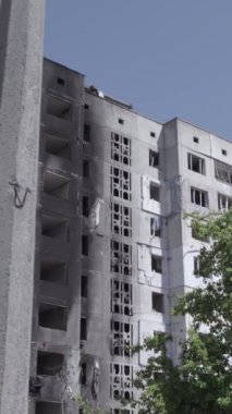 Bu dikey borsa videosu Ukrayna 'daki savaşın sonucunu gösteriyor. Borodyanka, Bucha bölgesindeki harap olmuş bir bina. Gri, renksiz, düz.