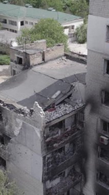 Bu dikey borsa videosu Ukrayna 'daki savaşın sonucunu gösteriyor. Borodyanka, Bucha bölgesindeki harap olmuş bir bina. Gri, renksiz, düz.