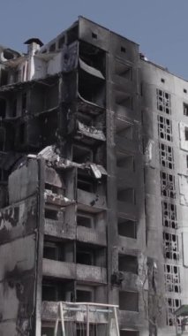 Bu dikey borsa videosu Ukrayna 'daki savaşın sonucunu gösteriyor. Borodyanka, Bucha bölgesindeki harap olmuş bir bina. Gri, renksiz, düz.