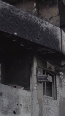 Bu dikey borsa videosu Ukrayna 'daki savaşın sonucunu gösteriyor. Borodyanka, Bucha bölgesindeki harap olmuş bir bina. Gri, renksiz, düz.