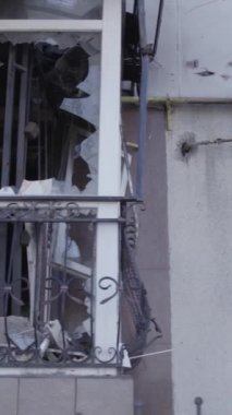 Bu dikey borsa videosu Ukrayna 'daki savaşın sonucunu gösteriyor. Borodyanka, Bucha bölgesindeki harap olmuş bir bina. Gri, renksiz, düz.