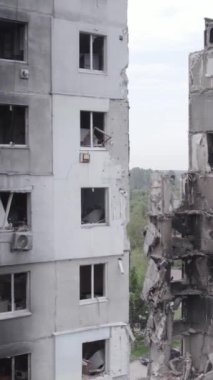 Bu dikey borsa videosu Ukrayna 'daki savaşın sonucunu gösteriyor. Borodyanka, Bucha bölgesindeki harap olmuş bir bina. Gri, renksiz, düz.