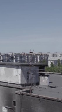 Bu dikey borsa videosu Ukrayna 'daki savaşın sonucunu gösteriyor. Borodyanka, Bucha bölgesindeki harap olmuş bir bina. Gri, renksiz, düz.