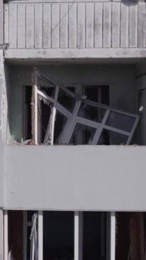 Bu dikey borsa videosu Ukrayna 'daki savaşın sonucunu gösteriyor. Borodyanka, Bucha bölgesindeki harap olmuş bir bina. Gri, renksiz, düz.