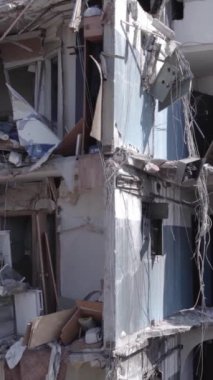 Bu dikey borsa videosu Ukrayna 'daki savaşın sonucunu gösteriyor. Borodyanka, Bucha bölgesindeki harap olmuş bir bina. Gri, renksiz, düz.