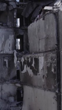 Bu dikey borsa videosu Ukrayna 'daki savaşın sonucunu gösteriyor. Borodyanka, Bucha bölgesindeki harap olmuş bir bina. Gri, renksiz, düz.