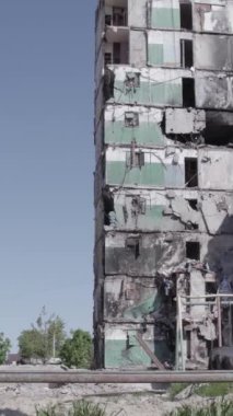 Bu dikey borsa videosu Ukrayna 'daki savaşın sonucunu gösteriyor. Borodyanka, Bucha bölgesindeki harap olmuş bir bina. Gri, renksiz, düz.