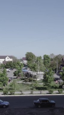 Bu dikey borsa videosu Ukrayna 'daki savaşın sonucunu gösteriyor. Borodyanka, Bucha bölgesindeki harap olmuş bir bina. Gri, renksiz, düz.