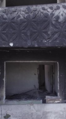 Bu dikey borsa videosu Ukrayna 'daki savaşın sonucunu gösteriyor. Borodyanka, Bucha bölgesindeki harap olmuş bir bina. Gri, renksiz, düz.