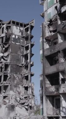 Bu dikey borsa videosu Ukrayna 'daki savaşın sonucunu gösteriyor. Borodyanka, Bucha bölgesindeki harap olmuş bir bina. Gri, renksiz, düz.