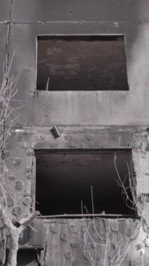 Bu dikey borsa videosu Ukrayna 'daki savaşın sonucunu gösteriyor. Borodyanka, Bucha bölgesindeki harap olmuş bir bina. Gri, renksiz, düz.