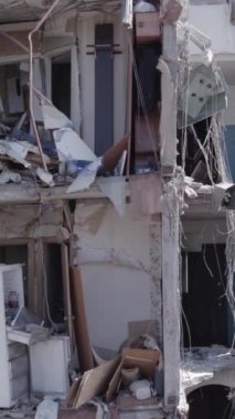 Bu dikey borsa videosu Ukrayna 'daki savaşın sonucunu gösteriyor. Borodyanka, Bucha bölgesindeki harap olmuş bir bina. Gri, renksiz, düz.