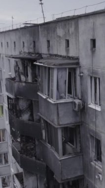 Bu dikey borsa videosu Ukrayna 'daki savaşın sonucunu gösteriyor. Borodyanka, Bucha bölgesindeki harap olmuş bir bina. Gri, renksiz, düz.