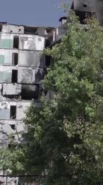 Bu dikey borsa videosu Ukrayna 'daki savaşın sonucunu gösteriyor. Borodyanka, Bucha bölgesindeki harap olmuş bir bina. Gri, renksiz, düz.