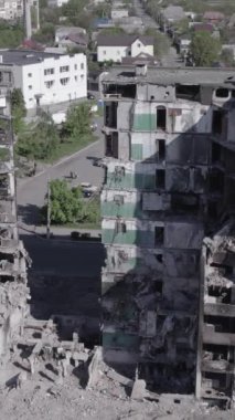 Bu dikey borsa videosu Ukrayna 'daki savaşın sonucunu gösteriyor. Borodyanka, Bucha bölgesindeki harap olmuş bir bina. Gri, renksiz, düz.