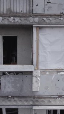 Bu dikey borsa videosu Ukrayna 'daki savaşın sonucunu gösteriyor. Borodyanka, Bucha bölgesindeki harap olmuş bir bina. Gri, renksiz, düz.