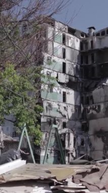 Bu dikey borsa videosu Ukrayna 'daki savaşın sonucunu gösteriyor. Borodyanka, Bucha bölgesindeki harap olmuş bir bina. Gri, renksiz, düz.