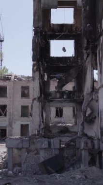 Bu dikey borsa videosu Ukrayna 'daki savaşın sonucunu gösteriyor. Borodyanka, Bucha bölgesindeki harap olmuş bir bina. Gri, renksiz, düz.
