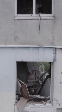 Bu dikey borsa videosu Ukrayna 'daki savaşın sonucunu gösteriyor. Borodyanka, Bucha bölgesindeki harap olmuş bir bina. Gri, renksiz, düz.
