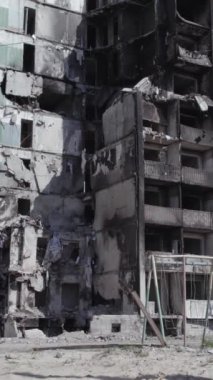Bu dikey borsa videosu Ukrayna 'daki savaşın sonucunu gösteriyor. Borodyanka, Bucha bölgesindeki harap olmuş bir bina. Gri, renksiz, düz.