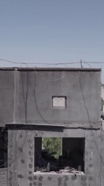 Bu dikey borsa videosu Ukrayna 'daki savaşın sonucunu gösteriyor. Borodyanka, Bucha bölgesindeki harap olmuş bir bina. Gri, renksiz, düz.