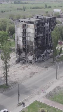 Bu dikey borsa videosu Ukrayna 'daki savaşın sonucunu gösteriyor. Borodyanka, Bucha bölgesindeki harap olmuş bir bina. Gri, renksiz, düz.