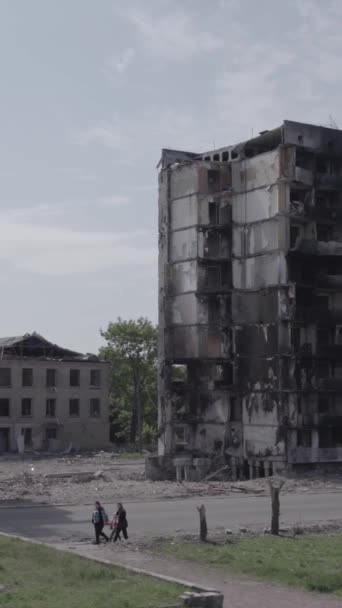 Este Video Vertical Muestra Las Secuelas Guerra Ucrania Edificio Residencial — Vídeos de Stock