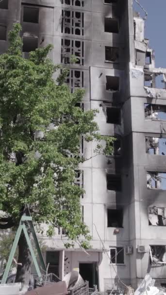 Este Video Vertical Muestra Las Secuelas Guerra Ucrania Edificio Residencial — Vídeos de Stock