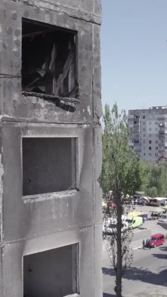 Készlet Függőleges Videó Mutatja Háború Utóhatásait Ukrajnában Egy Lerombolt Lakóépület — Stock videók