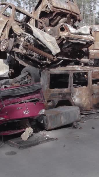 Dieses Vertikale Archivvideo Zeigt Einen Müllhaufen Aus Angeschossenen Und Verbrannten — Stockvideo