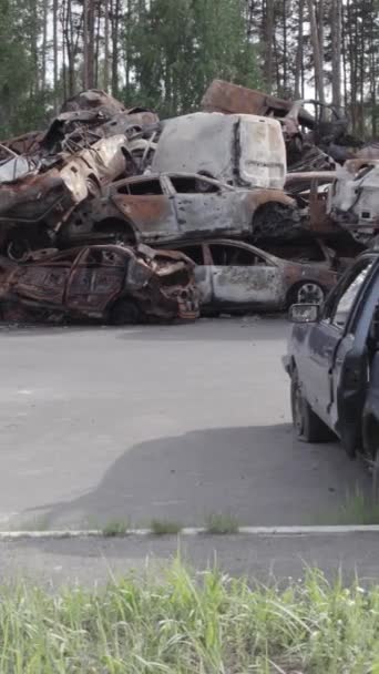 Toto Vertikální Video Ukazuje Skládku Pořízených Spálených Aut Irpin Okrese — Stock video