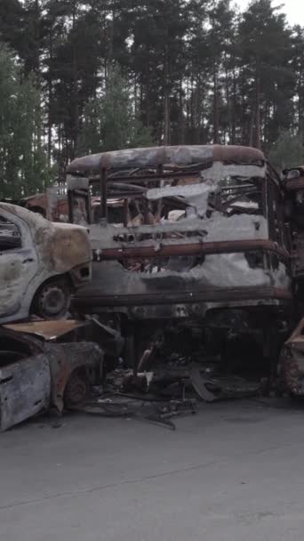Video Vertikal Ini Menunjukkan Dump Dari Mobil Ditembak Dan Dibakar — Stok Video