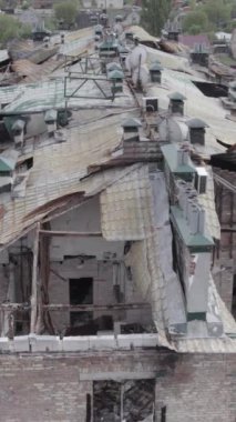 Bu borsa dikey videosu Stoyanka, Bucha bölgesinde, Ukrayna 'da, gri, renksiz, düz bir bina gösteriyor.