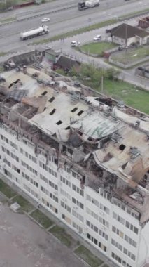 Bu borsa dikey videosu Stoyanka, Bucha bölgesinde, Ukrayna 'da, gri, renksiz, düz bir bina gösteriyor.