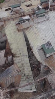 Bu borsa dikey videosu Stoyanka, Bucha bölgesinde, Ukrayna 'da, gri, renksiz, düz bir bina gösteriyor.