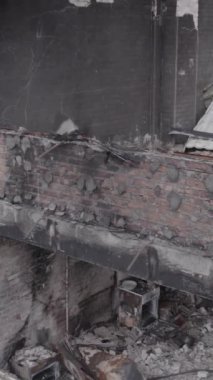 Bu borsa dikey videosu Stoyanka, Bucha bölgesinde, Ukrayna 'da, gri, renksiz, düz bir bina gösteriyor.