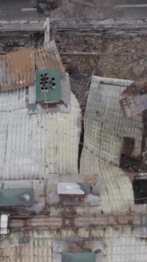 Bu borsa dikey videosu Stoyanka, Bucha bölgesinde, Ukrayna 'da, gri, renksiz, düz bir bina gösteriyor.