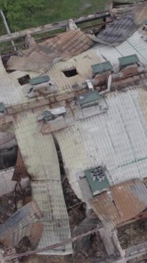 Bu borsa dikey videosu Stoyanka, Bucha bölgesinde, Ukrayna 'da, gri, renksiz, düz bir bina gösteriyor.