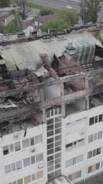 Bu borsa dikey videosu Stoyanka, Bucha bölgesinde, Ukrayna 'da, gri, renksiz, düz bir bina gösteriyor.