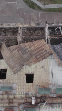 Bu borsa dikey videosu Stoyanka, Bucha bölgesinde, Ukrayna 'da, gri, renksiz, düz bir bina gösteriyor.